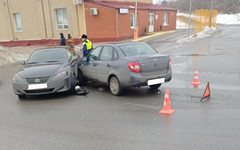 В Хлебозаводском проезде столкнулись Lexus и Lada Granta. Есть пострадавшие