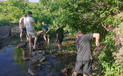 В Яранске выпускники местной школы расчистили небольшой водопад на реке Ламбе