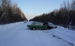 В Кировской области водитель «копейки» «впечатал» в сугроб врезавшийся в него ВАЗ