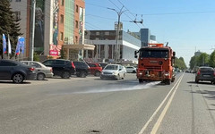 В Кирове дорожники поливают улицы водой для охлаждения асфальта