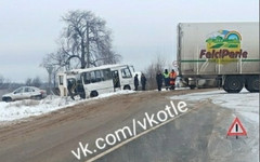 В Котельничском районе фура столкнулась с «ПАЗиком»