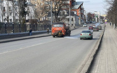 На улицы Кирова вывели поливомоечную технику