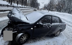 В Кирове бесправник на «Датсуне» врезался в столб