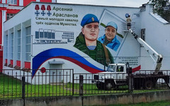 На фасаде школы №14 в Кирове появился мурал с изображением Арсения Арасланова