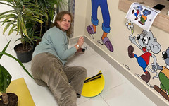 Завершающий штрих: художники украсили новую поликлинику для детей в Слободском