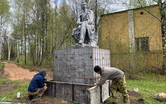 В Слободском ремонтируют памятник Максиму Горькому