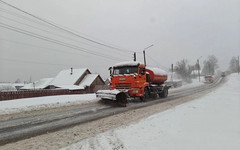 В Кирове из-за снегопада дорожные службы вывели на улицы всю технику