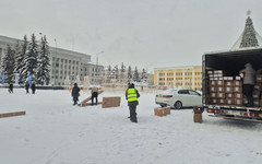 В Кирове на Театральной площади начали устанавливать горки