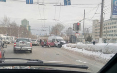 На Московской столкнулись пять машин, в том числе скорая помощь: есть пострадавшие