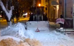 На Октябрьском проспекте водитель снегоуборочного трактора сбил пенсионерку