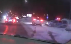 В сети появилось видео стрельбы полицейских по водителю-нарушителю