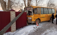 В Кирове автобус, перевозивший детей, врезался в столб и забор