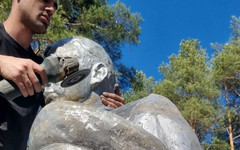 В пгт Мирный реконструируют мемориал «Воин с венком»