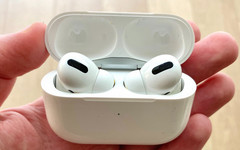 Новая версия наушников AirPods будет измерять температуру тела и проверять слух