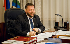 Симаков показал свой комсомольский билет