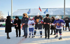 Владимир Климов вручил спортивную форму и клюшки зуевским хоккеистам