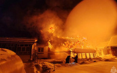 В посёлке Опарино сгорели дом и хозпостройки