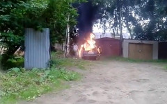 Возле космоцентра в Кирове взорвалась машина