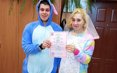 В Лузе молодые люди поженились в костюмах персонажей из мультиков