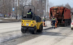 При ямочном ремонте в Кирове начали применять горячий асфальт