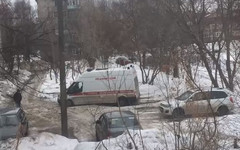 Машина скорой помощи завязла в снегу во дворе на улице Воровского