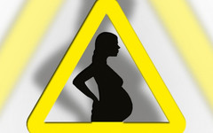 Для беременных женщин за рулем могут выпустить специальный стикер на машину