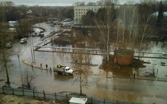 Из-за разлива реки Плоской затопило улицу в Коминтерне
