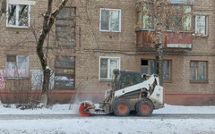В Кирове продолжают обрабатывать дороги и тротуары противогололедными материалами