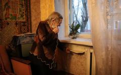 Из-за сырости в квартире инвалидов отваливаются обои и образовалась плесень. Прокуратура начала проверку