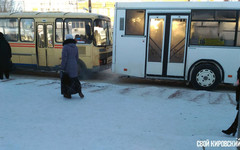 В Кирове на остановке «ПАЗик» врезался в соседний автобус