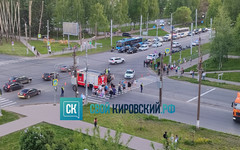 На углу Производственной и Московской: легковушка перевернулась на крышу