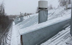 Управляющую компанию в Кирове могут оштрафовать из-за упавшей льдины с крыши дома