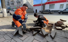 В Кирове начали восстанавливать брусчатку на тротуарах и собирать мусор с газонов