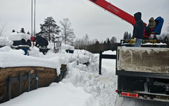 На улице Искры в Кирове начали вывозить опасные бочки