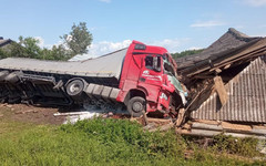 В Кировской области КамАЗ врезался в деревянный дом