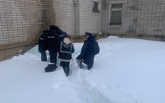 Следком начал проверку по факту падения льдины на ученика школы № 42
