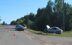 В Кильмези столкнулись два легковых автомобиля. Трёх человек госпитализировали