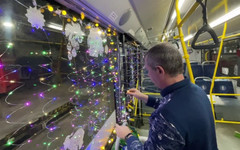 В Кирове автобусы и троллейбусы украшают к Новому году