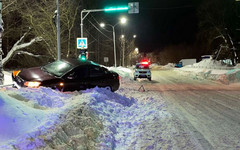 В Кирово-Чепецке автомобилист съехал с дороги и врезался в ограждение