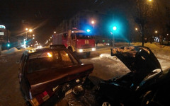 В Кирове спасатели ликвидировали последствия тройного ДТП (ФОТО)
