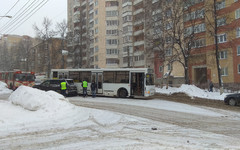 В Кирове автобус, столкнувшись с «Лэнд Крузером», перекрыл улицу Ленина