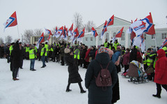 На митинг «жёлтых жилетов» из-за нехватки врачей в Шабалинском районе вышло больше трёхсот человек