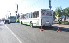 В кировском автобусе годовалую девочку засыпало стеклом