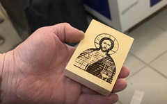 Кировчанин создаёт иконы из дерева для бойцов СВО