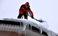 Кировские коммунальщики должны очистить все крыши от снега до 30 декабря