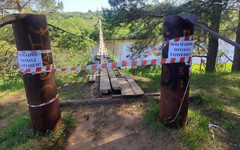 Эксплуатация пешеходного моста через Быстрицу невозможна