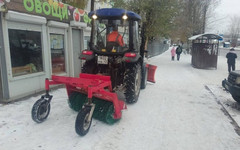 В Кирове продолжают чистить тротуары от снега и льда