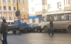 Улица Ленина встала в пробке из-за массового ДТП