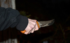 В Слободском грабитель напал с ножом на продавца магазина, но растерял похищенные деньги