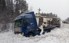 На федеральной трассе в Кировской области столкнулись легковушка и грузовик